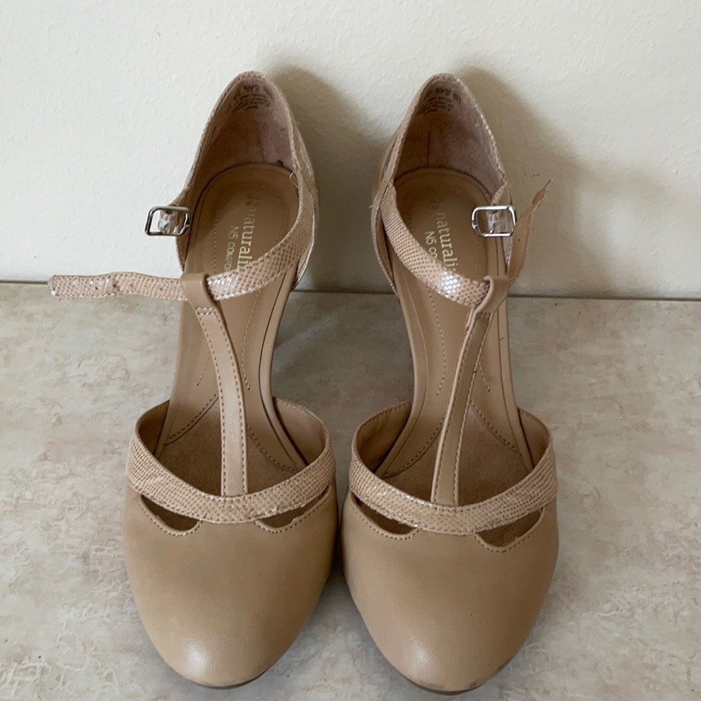 Naturalizer tan heels. Size 7.5.